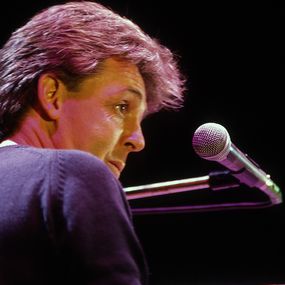 Fotografien, Paul McCartney (au piano) sur scène pour le concert "Live Aid", Wembley Stadium de Londres, 13 juillet 1985, Jacques Langevin