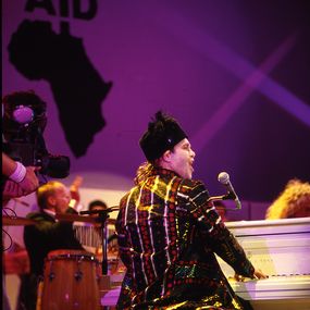 Photographie, Elton John au piano, sur la scène du concert "Live Aid", Wembley Stadium de Londres, 13 juillet 1985, Jacques Langevin