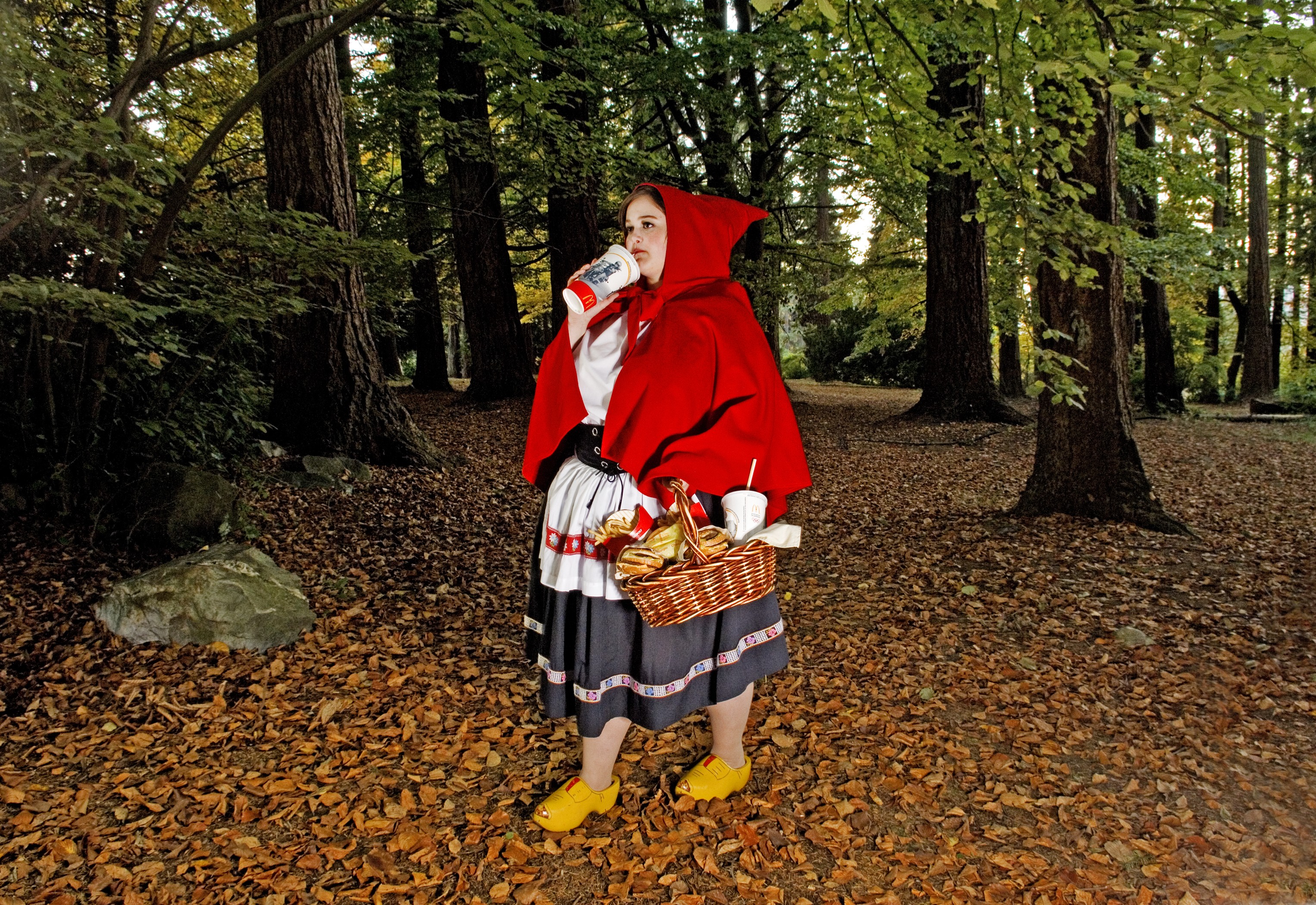 Dina Goldstein, Red riding hood - Fallen princess Dina Goldstein, Red riding hood - Fallen princess