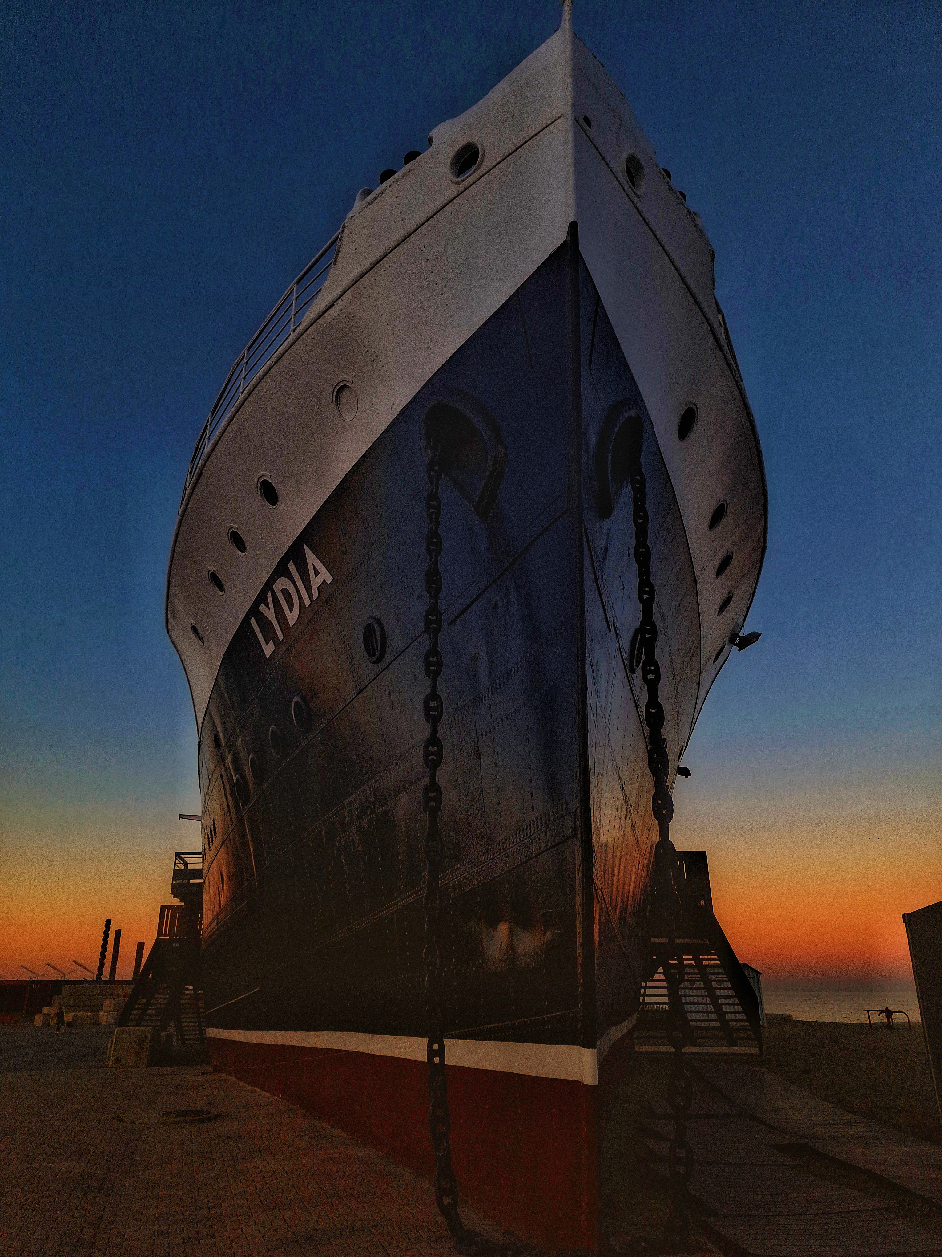 Dominique Leroy, Colossal bateaux. Plage au coucher de soleil. Dominique Leroy, Colossal bateaux. Plage au coucher de soleil.