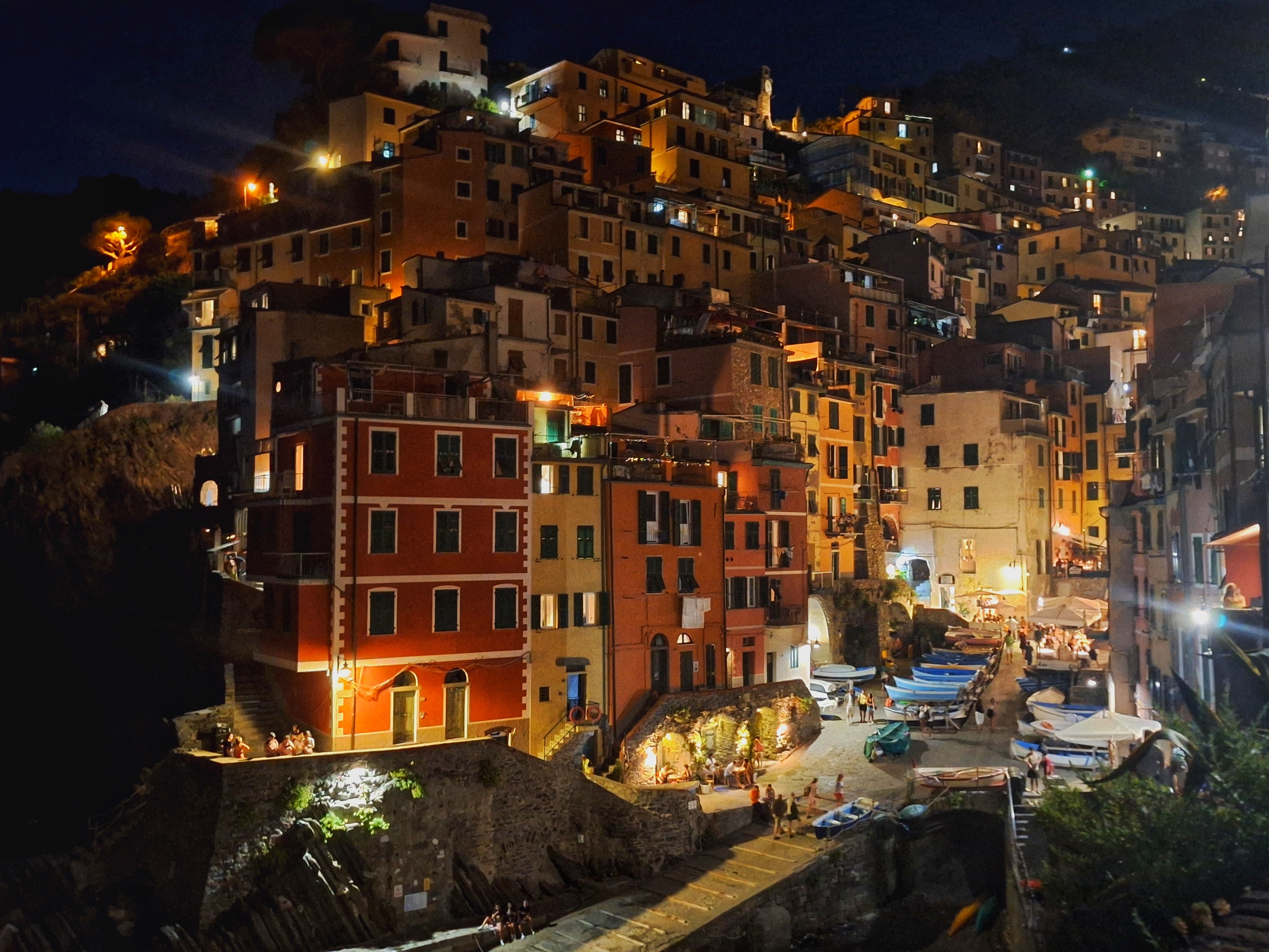 Dominique Leroy, Dans la cité de Riomaggiore. de nuit Cinque Terre. Italie Dominique Leroy, Dans la cité de Riomaggiore. de nuit Cinque Terre. Italie
