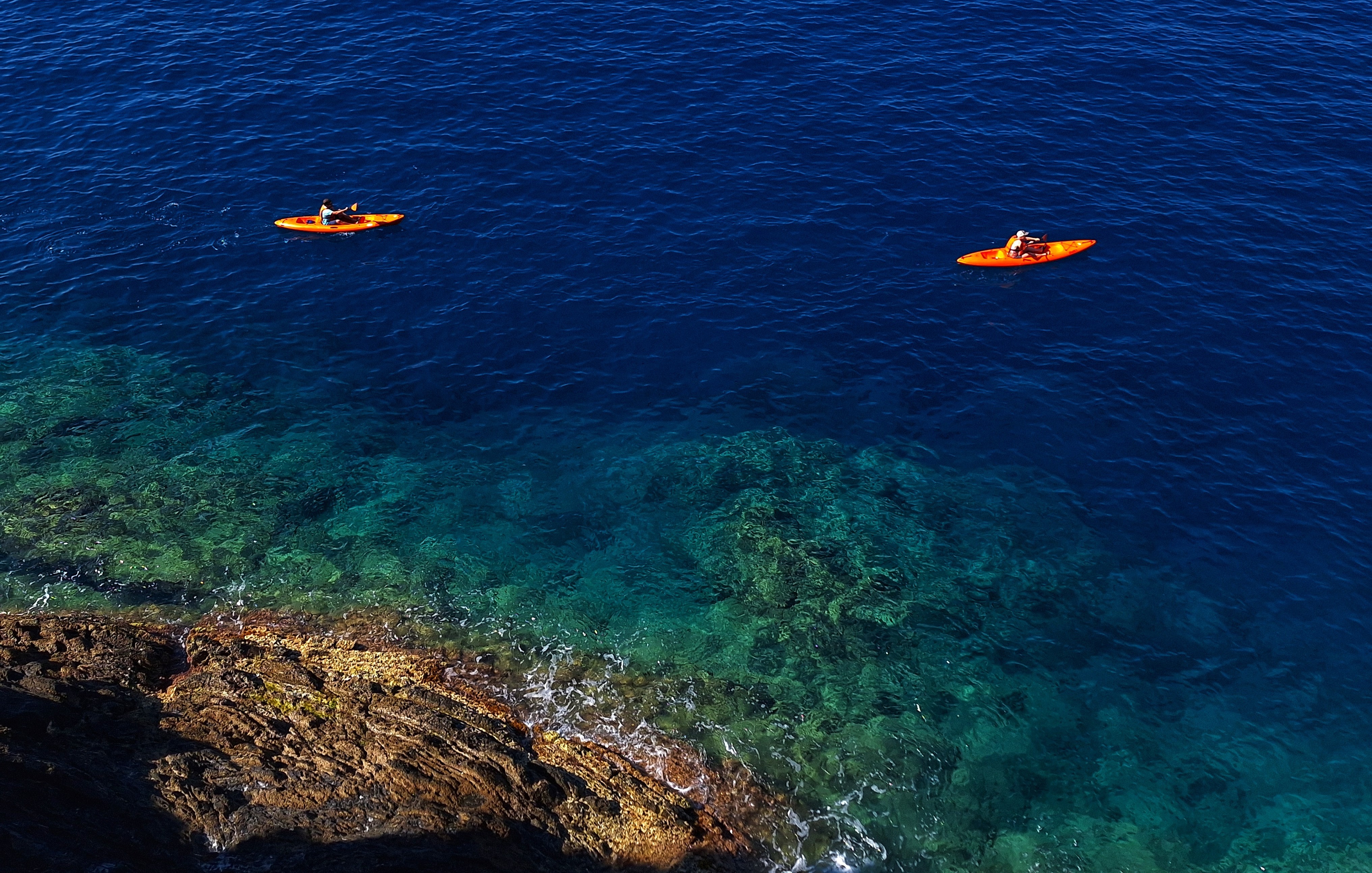 Dominique Leroy, Kayak dans la baie de Monterosso. Cinque terre. Italie Dominique Leroy, Kayak dans la baie de Monterosso. Cinque terre. Italie