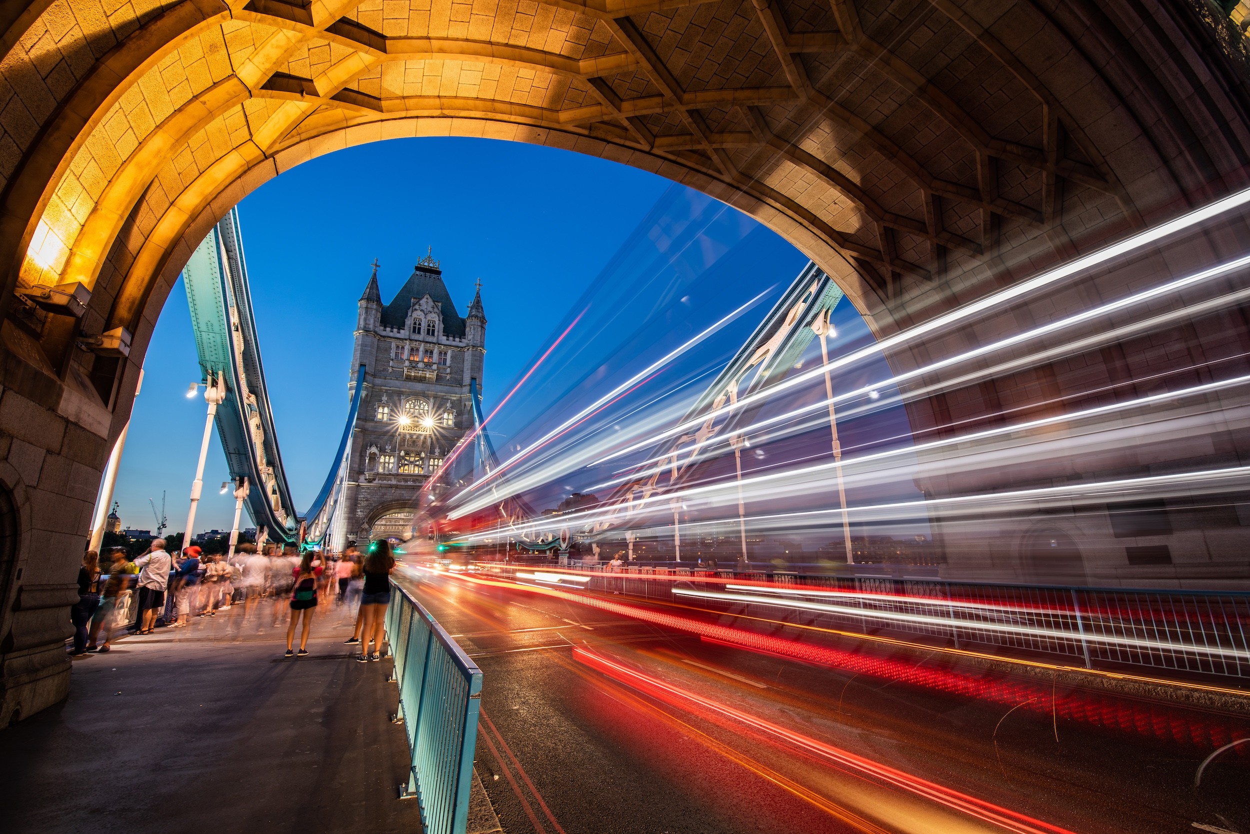 Gauthier Bouret, Vie en mouvement sous les arches du Tower Bridge I Gauthier Bouret, Vie en mouvement sous les arches du Tower Bridge I