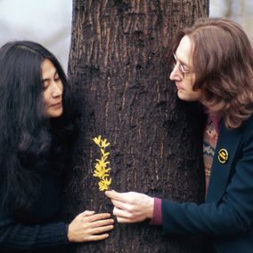 Photographie, Yoko Ono and John Lennon holding flowers by a tree, Central Park, NYC 1973, Bob Gruen