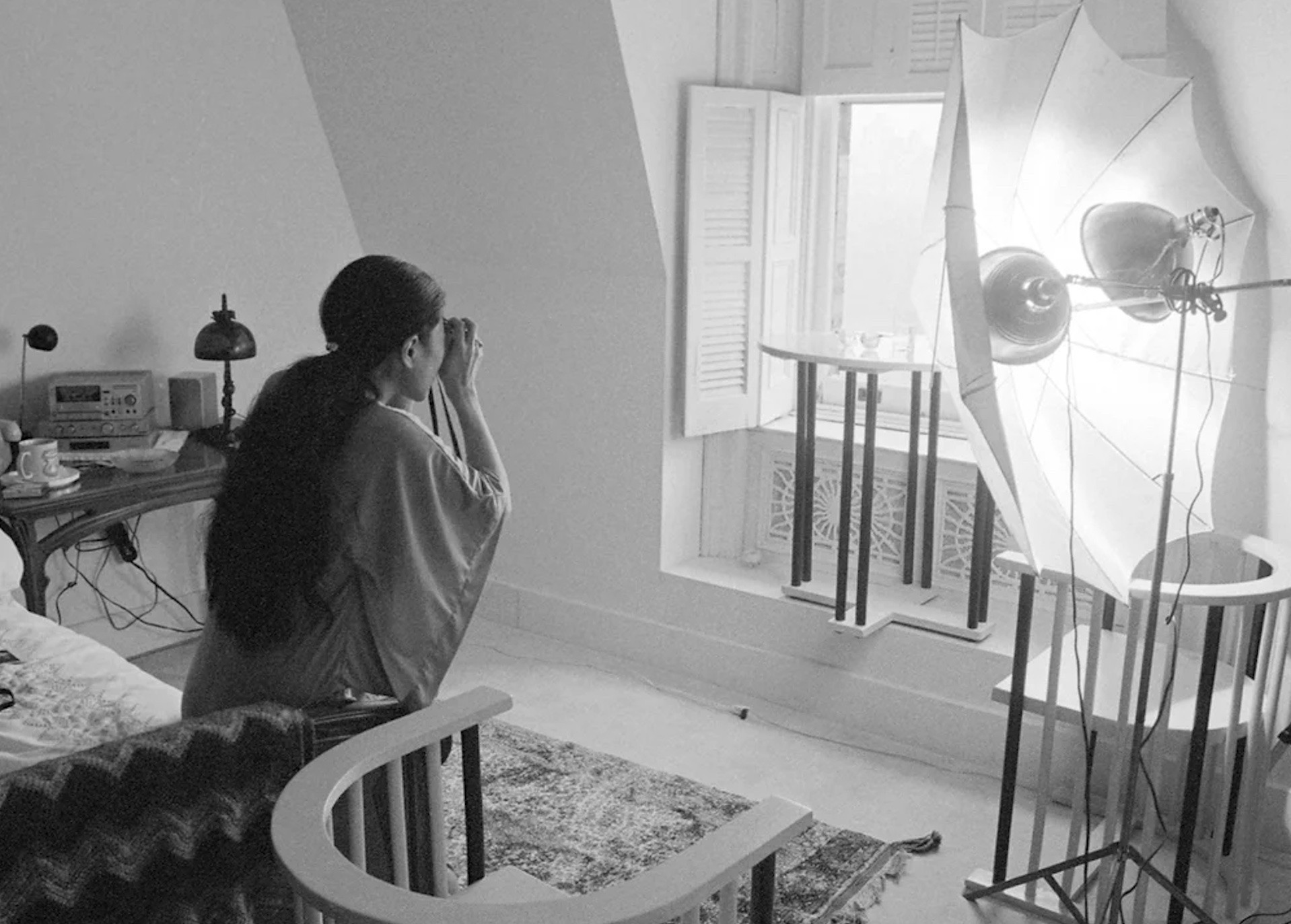 Bob Gruen, Yoko Ono making Season of Glass album cover, Dakota, NYC 1981 Bob Gruen, Yoko Ono making Season of Glass album cover, Dakota, NYC 1981