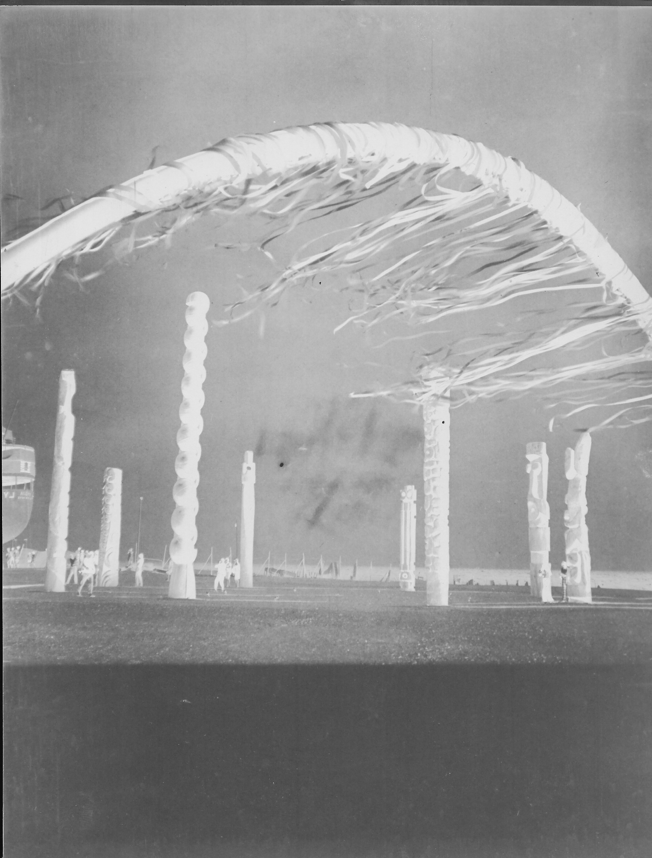 John Craven né Conte, Soleillonautes, feuilles dans le vent, Musée des Sables, noir au blanc John Craven né Conte, Soleillonautes, feuilles dans le vent, Musée des Sables, noir au blanc