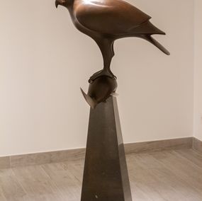 Sculpture, roofvogel met vis, Evert den Hartog
