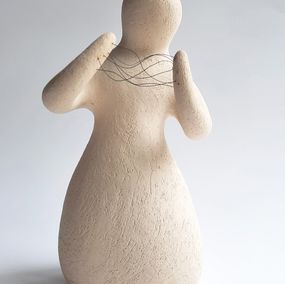 Escultura, Energy dance. White ceramic sculpture of a woman. Between the palms., Sve Gri