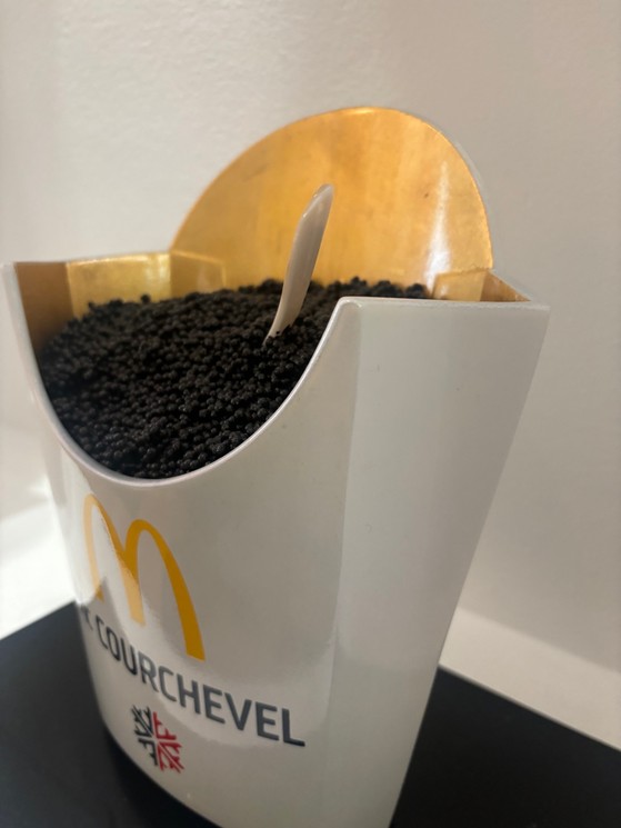 XTC, MC Caviar Courchevel, Skulpturen verkauft mit Sockel aus Plexiglas