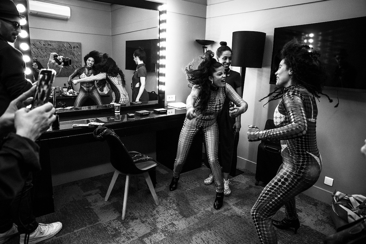 Lucas Perrigot, IBEYI23 Olympia - L'Olympia - Paris - Dans les coulisses de l'Olympia d'Ibeyi - série photo Noir et Blanc Lucas Perrigot, IBEYI23 Olympia - L'Olympia - Paris - Dans les coulisses de l'Olympia d'Ibeyi - série photo Noir et Blanc