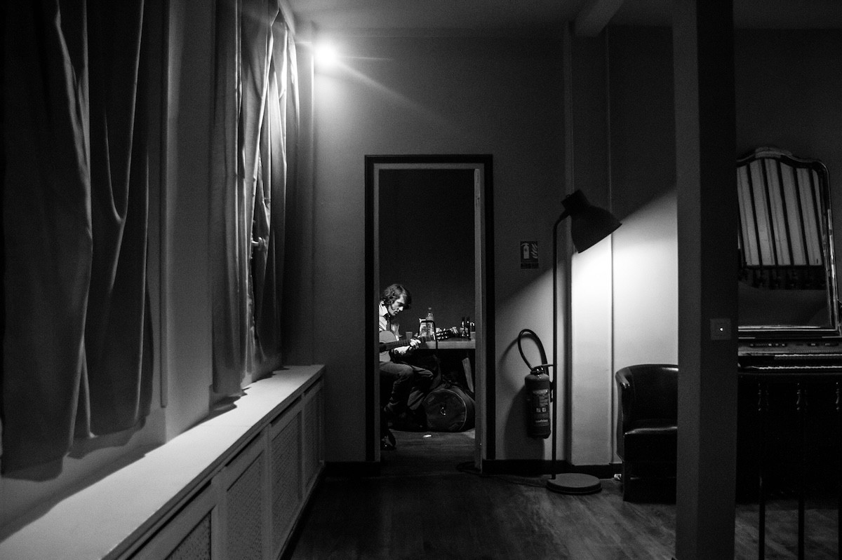 Lucas Perrigot, L'homme à la guitare - Le Trianon - Paris - Avant première du concert de Guts - série photo Noir et Blanc Lucas Perrigot, L'homme à la guitare - Le Trianon - Paris - Avant première du concert de Guts - série photo Noir et Blanc