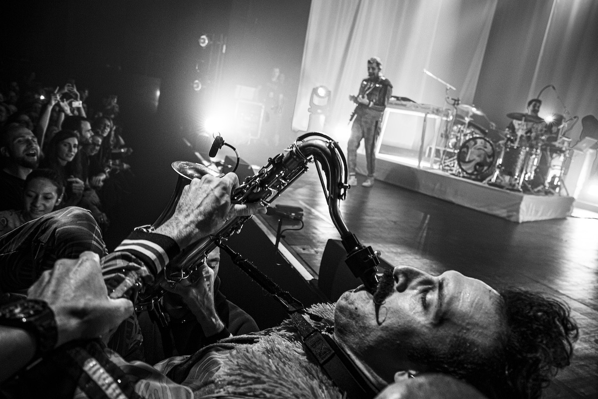 Lucas Perrigot, Pépé, saxophoniste du groupe Deluxe - Le Stéréolux - Nantes - Dans les coulisses de l'Olympia d'Ibeyi - série photo Noir et Blanc Lucas Perrigot, Pépé, saxophoniste du groupe Deluxe - Le Stéréolux - Nantes - Dans les coulisses de l'Olympia d'Ibeyi - série photo Noir et Blanc