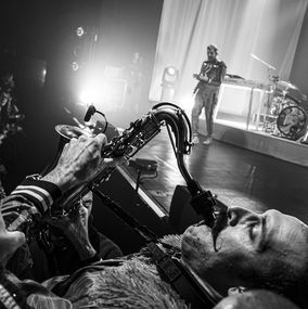 Fotografía, Pépé, saxophoniste du groupe Deluxe - Le Stéréolux - Nantes - Dans les coulisses de l'Olympia d'Ibeyi - série photo Noir et Blanc, Lucas Perrigot