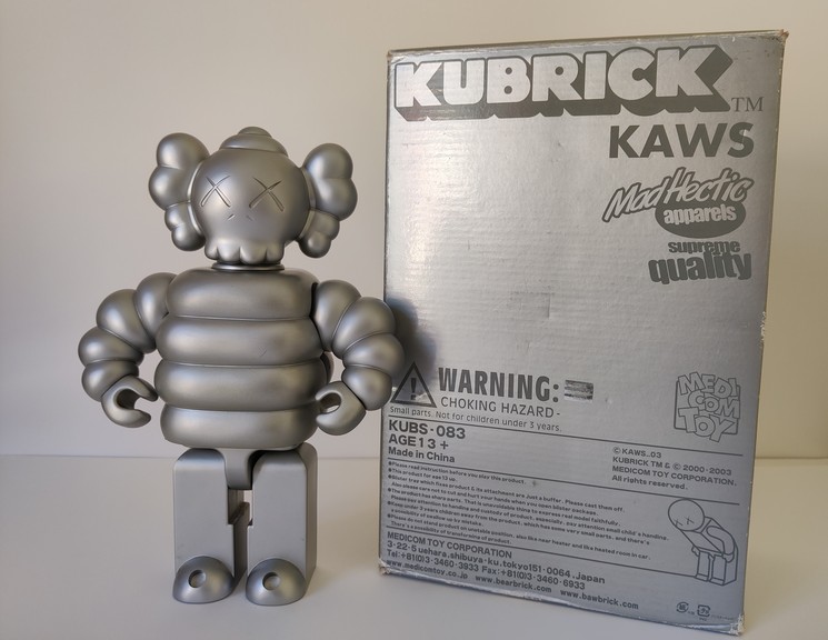 HECTIC ✕ MEDICOM TOY ✕ KAWS キューブリック ▷ 400% Mad Hectic Kubrick by Kaws, 2003 | Design | Artsper