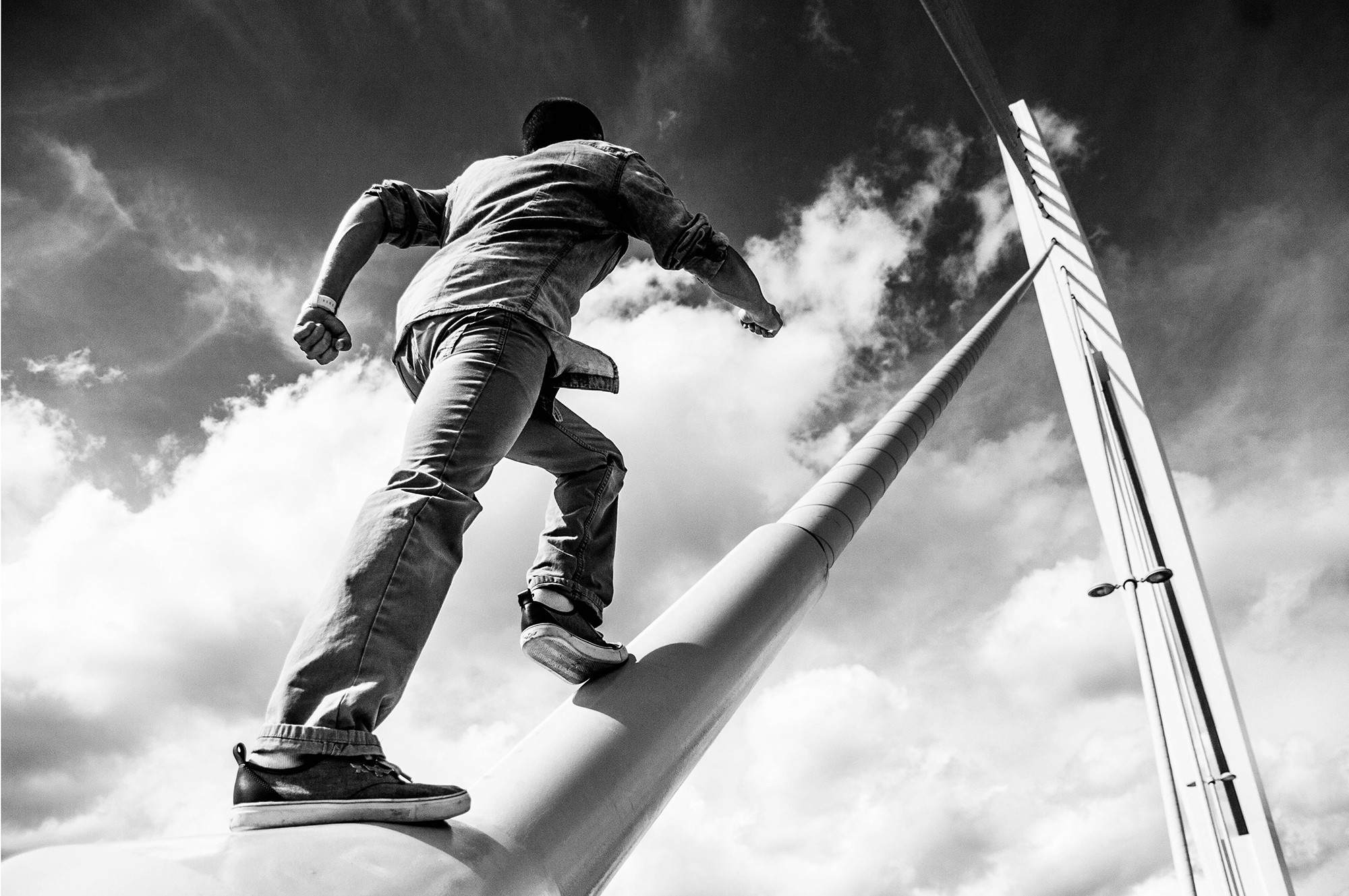 Lucas Perrigot, Kévin - L'ascension - Nantes - Pont Éric Tabarly - série photo noir et blanc danse et architecture Lucas Perrigot, Kévin - L'ascension - Nantes - Pont Éric Tabarly - série photo noir et blanc danse et architecture