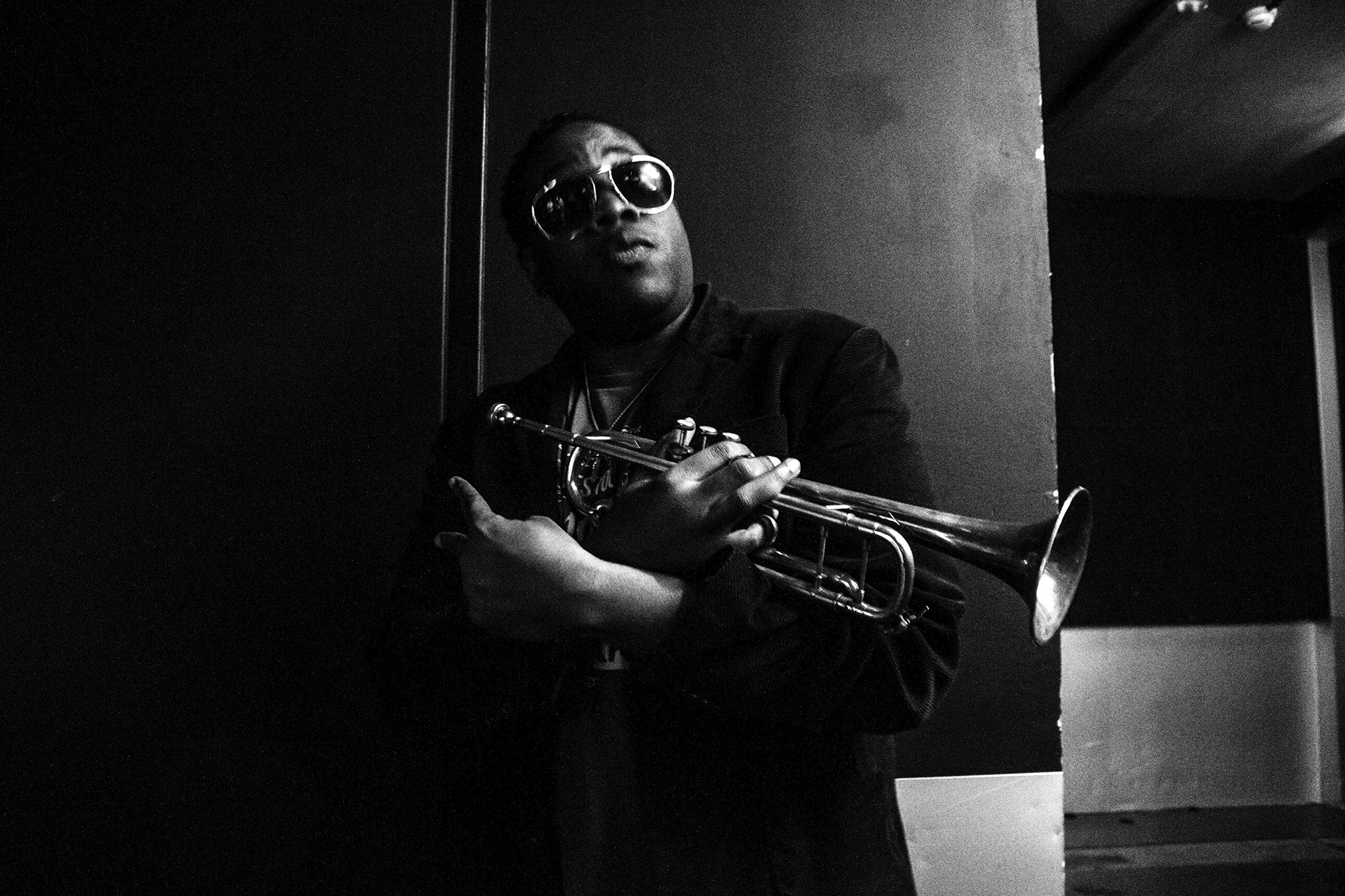 Lucas Perrigot, Leron Thomas trompettiste - Nantes - Stéréolux - Concert de GUTS - série photo noir et blanc Lucas Perrigot, Leron Thomas trompettiste - Nantes - Stéréolux - Concert de GUTS - série photo noir et blanc