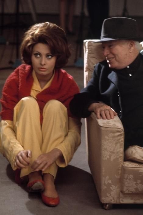 Eve Arnold, Sophia Loren with Charles Chaplin - GB. England . Film: Countess from Hong Kong. Eve Arnold, Sophia Loren with Charles Chaplin - GB. England . Film: Countess from Hong Kong.