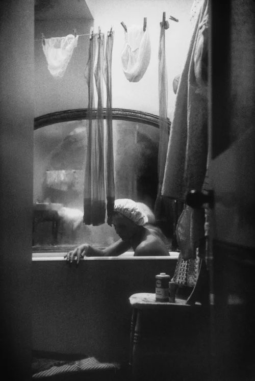 Eve Arnold, GB. London. Girls sharing apartment. Eve Arnold, GB. London. Girls sharing apartment.