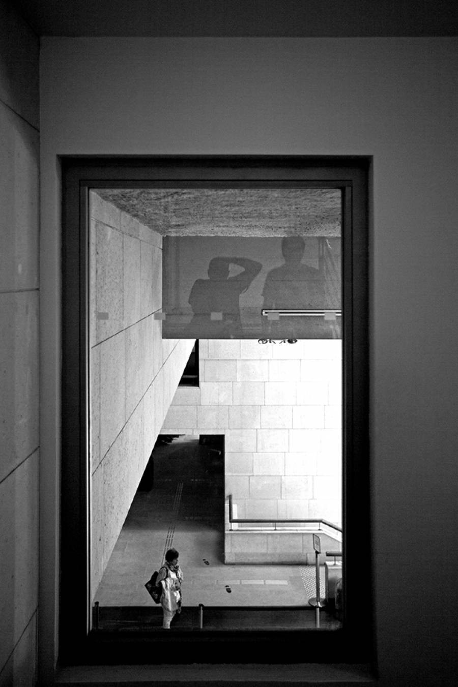 Rodolfo Franchi, Fenêtres 013 - Deux ombres et un passant Rodolfo Franchi, Fenêtres 013 - Deux ombres et un passant