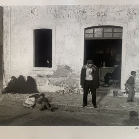 Photographie, Man Standing in Front of House, Ken Heyman