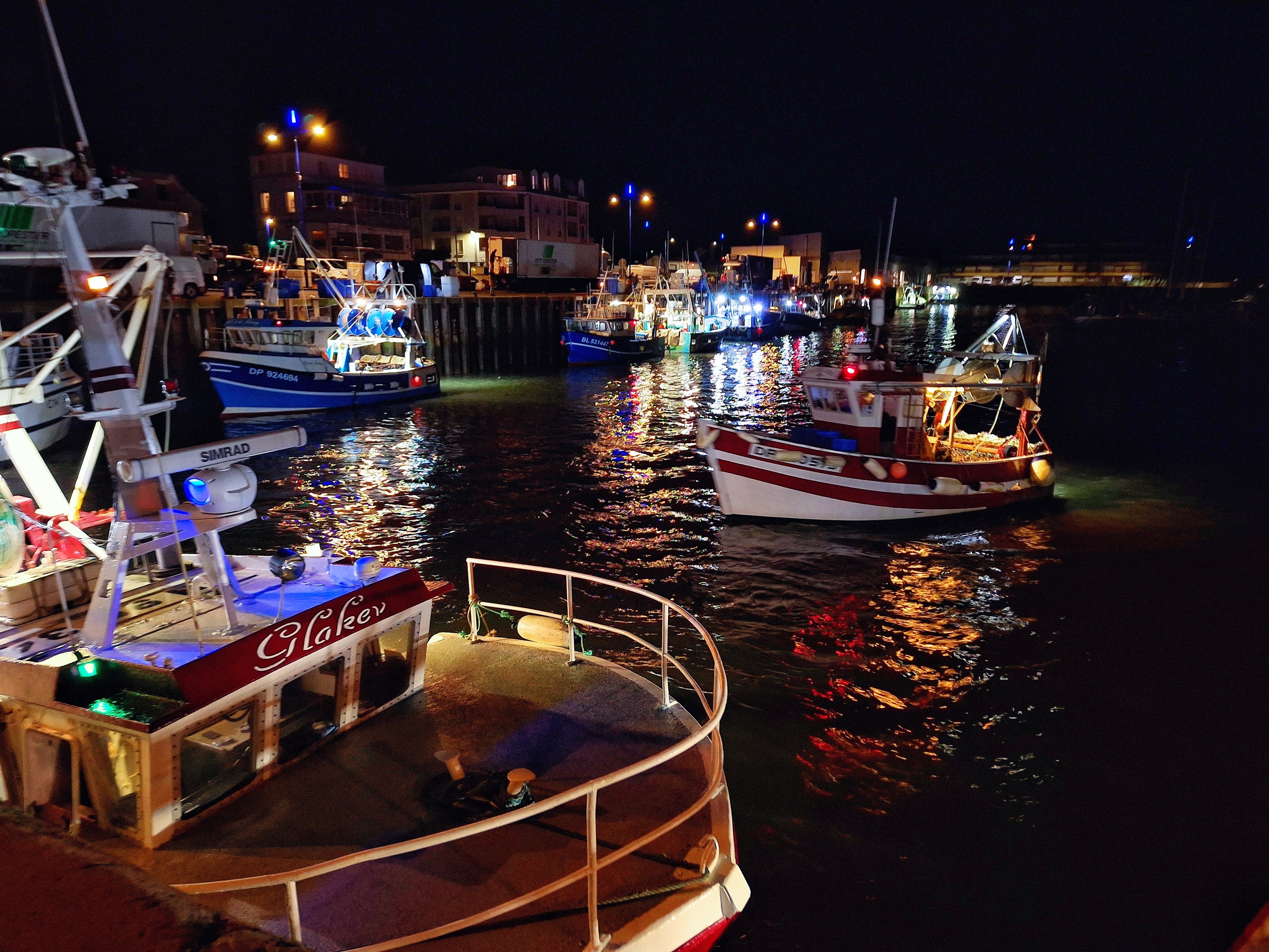 Dominique Leroy, Normandie. Rentrée des pêcheurs au port. Dominique Leroy, Normandie. Rentrée des pêcheurs au port.