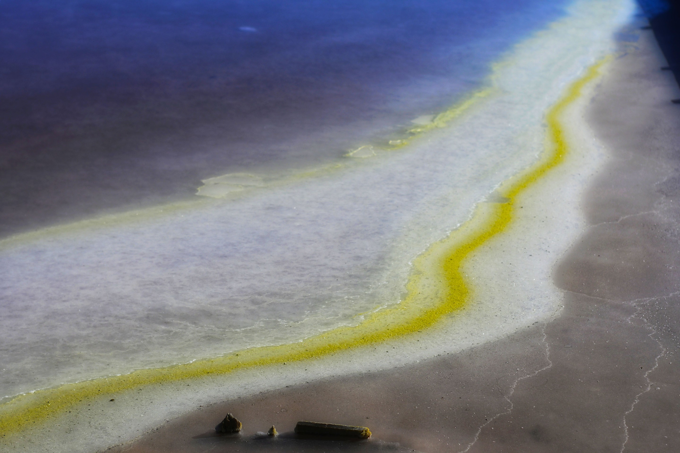 Dominique Leroy, Ligne blanche et pointe de jaune du sel des salins de Gruissan. France Dominique Leroy, Ligne blanche et pointe de jaune du sel des salins de Gruissan. France
