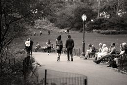 Fotografía, A Couple Alone in Central Park, John Migicovsky