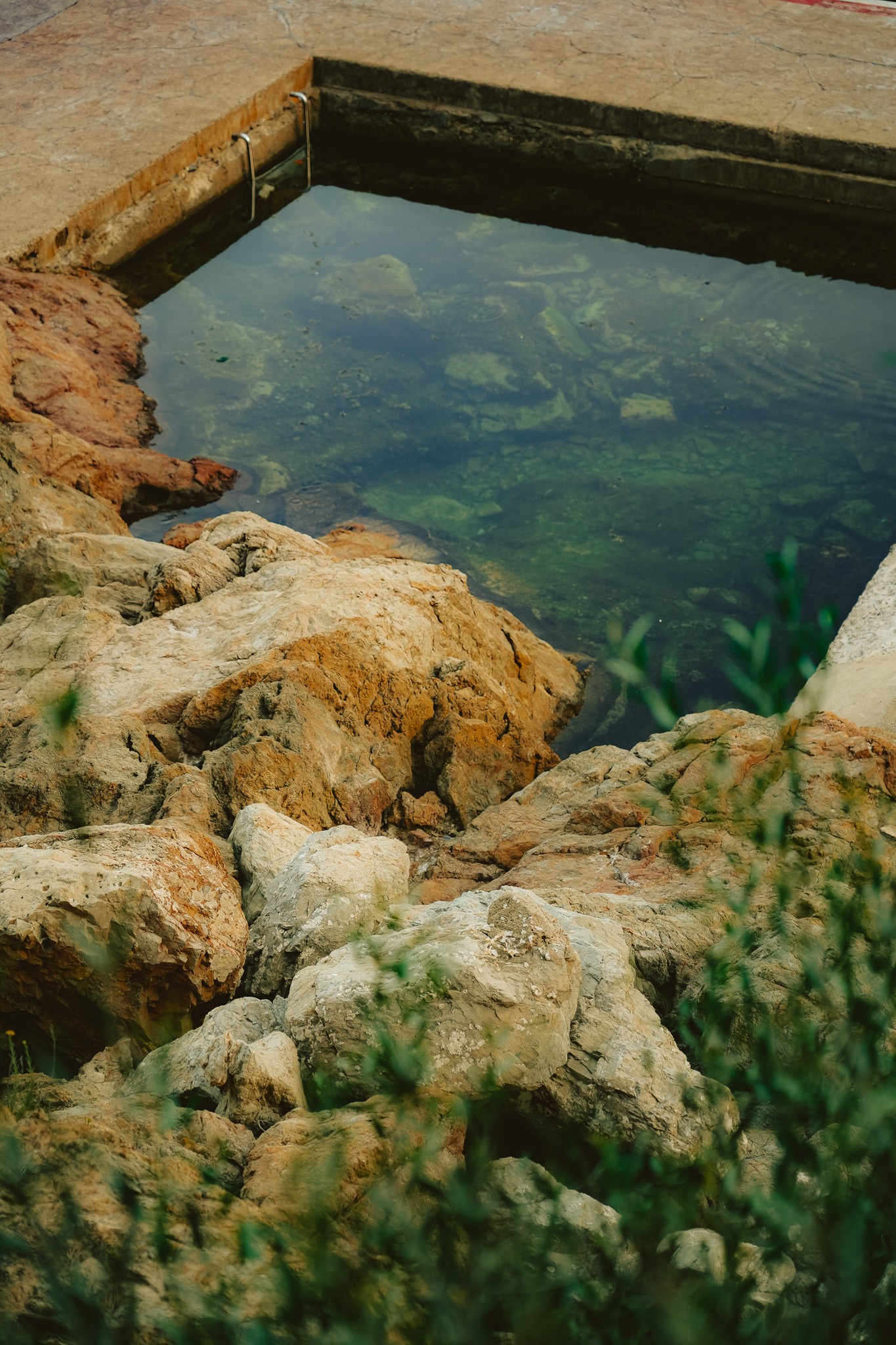 Arantza NT Photography, Serene Rock Pool by the Shore Arantza NT Photography, Serene Rock Pool by the Shore