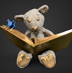 Sculpture, Moon & Misty reading a book (Serie 1, mouse behind the book), Petra Dorst