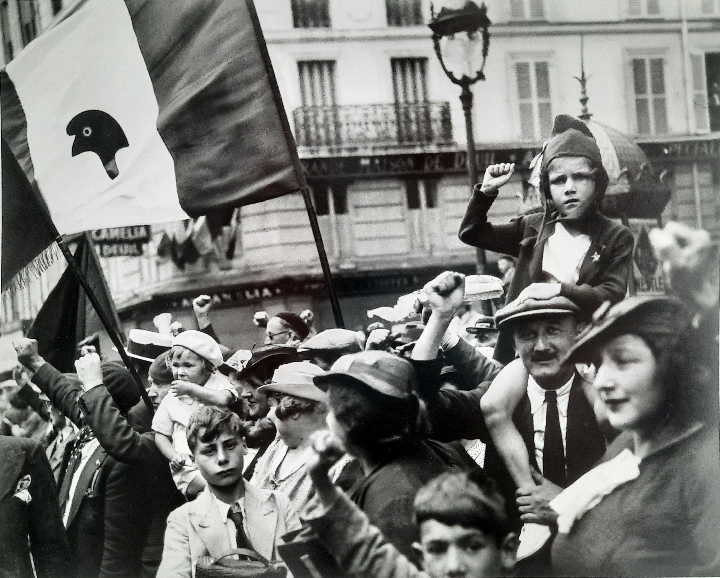 Willy Ronis, 14 juillet 1936 - Rue Saint Antoine Paris Willy Ronis, 14 juillet 1936 - Rue Saint Antoine Paris