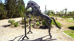 Skulpturen, Grand sculpté de métal: cheval sautant obstacle, Hassan Laamirat