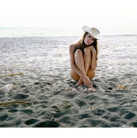 Photographie, Raquel On The Beach - Limited Estate Print, Terry O'Neill