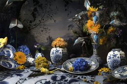 Drucke, Dutch still life with Delftblue, sunflowers and parrots, Hans Withoos