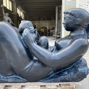Sculpture, Maternité Allongée cm 120 - patine noire bleutée  (bronze), Antoniucci Volti