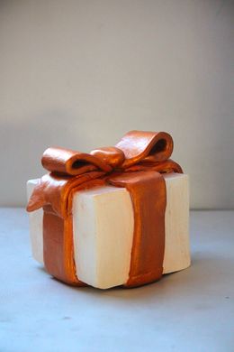 Sculpture, Gypsum gift with bronze color bow, Kseniia Redina