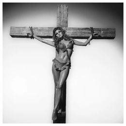 Photographie, Raquel Welch on the Cross BW (Co-signed edition) (S), Terry O'Neill