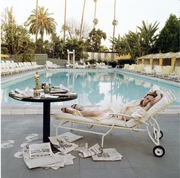 Photographie, Faye Dunaway at the Pool, Lying Down (posthumous print) (S), Terry O'Neill