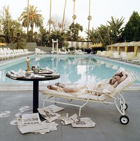 Photographie, Faye Dunaway at the Pool, Lying Down (posthumous print) (S), Terry O'Neill