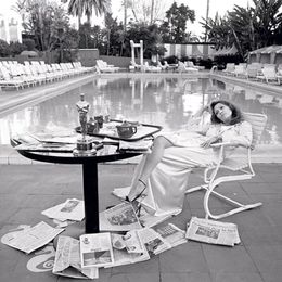 Fotografien, Faye Dunaway at the Pool, Lying Down (posthumous print) (S), Terry O'Neill