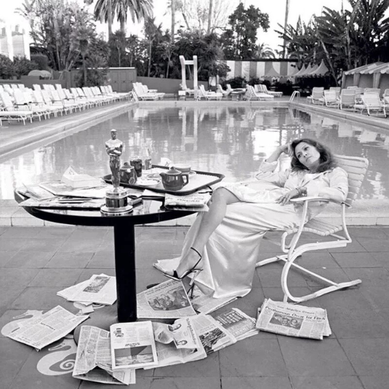 Terry O'Neill, Faye Dunaway at the Pool, Lying Down (posthumous print) (S) Terry O'Neill, Faye Dunaway at the Pool, Lying Down (posthumous print) (S)