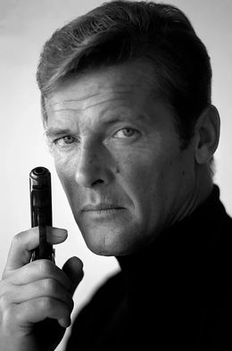 Photographie, Roger Moore as James Bond (L), Terry O'Neill