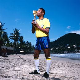 Photography, Pelé kissing the World Cup Trophy (S), Terry O'Neill