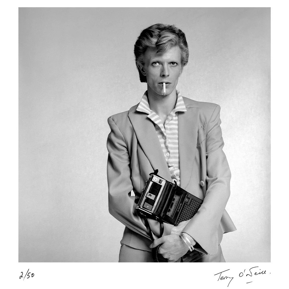 Terry O'Neill, David Bowie holding a cassette player (XXL) Terry O'Neill, David Bowie holding a cassette player (XXL)