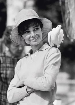 Photographie, Audrey Hepburn and William Wyler (Signed and Numbered by Terry O'Neill) (XS), Terry O'Neill