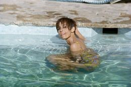 Fotografien, Audrey Hepburn in Pool (Signed and Numbered by Terry O'Neill) (M) (1), Terry O'Neill