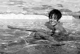 Fotografien, Audrey Hepburn in Pool (Black and White) (M), Terry O'Neill