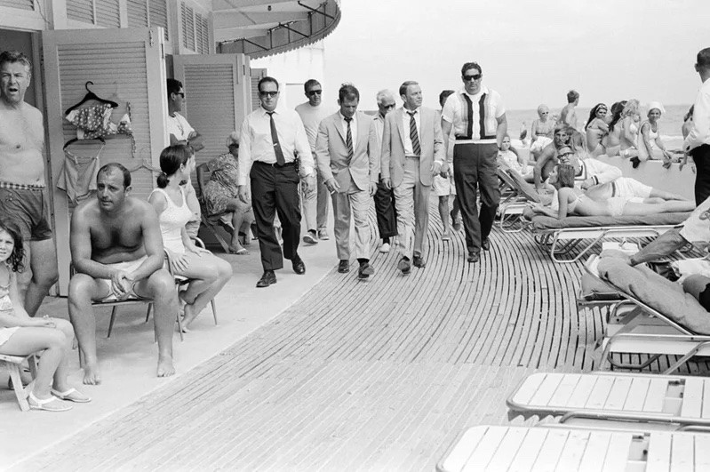 Terry O'Neill, Frank Sinatra on the Boardwalk, view 2 (M) Terry O'Neill, Frank Sinatra on the Boardwalk, view 2 (M)