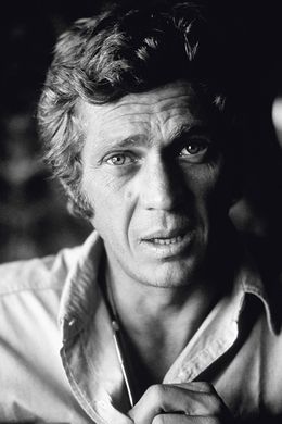 Photographie, Steve McQueen sitting on his desk, Terry O'Neill