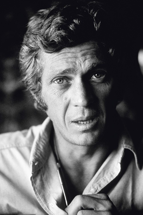 Terry O'Neill, Steve McQueen sitting on his desk Terry O'Neill, Steve McQueen sitting on his desk