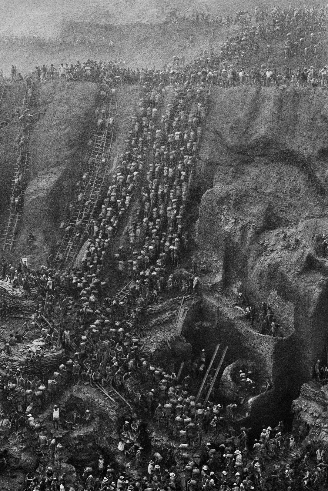 Sebastião Salgado, Gold Mine of Serra Pelada (L) Sebastião Salgado, Gold Mine of Serra Pelada (L)